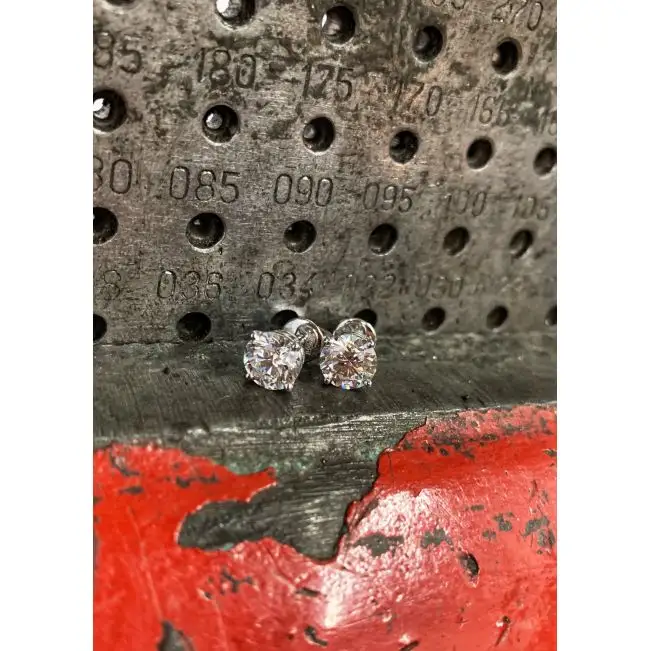 Perfect Round Diamond Studs Yellow Gold  - Photo 5